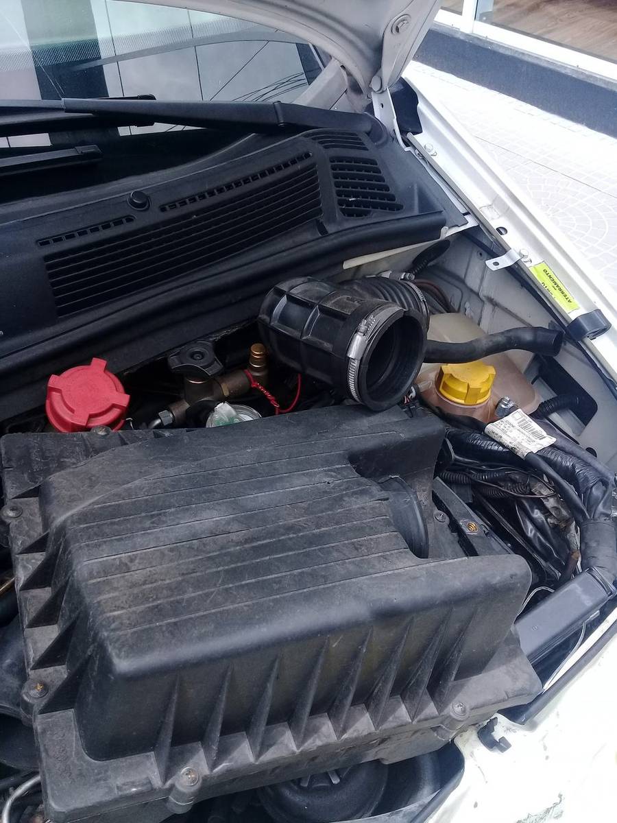 Vão de motor com a caixa do filtro de ar ao lado do compartimento elétrico